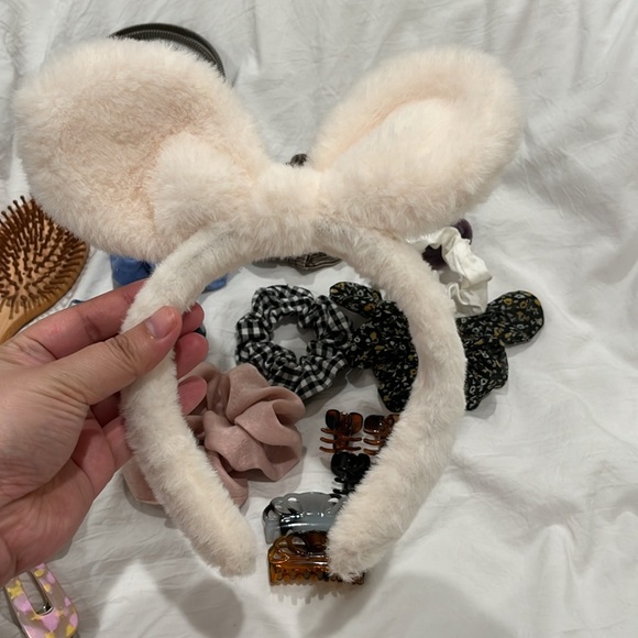 Assorted hair ties, scrunchies, headbands, wooden comb, hair clip claws - Picture 5 of 9